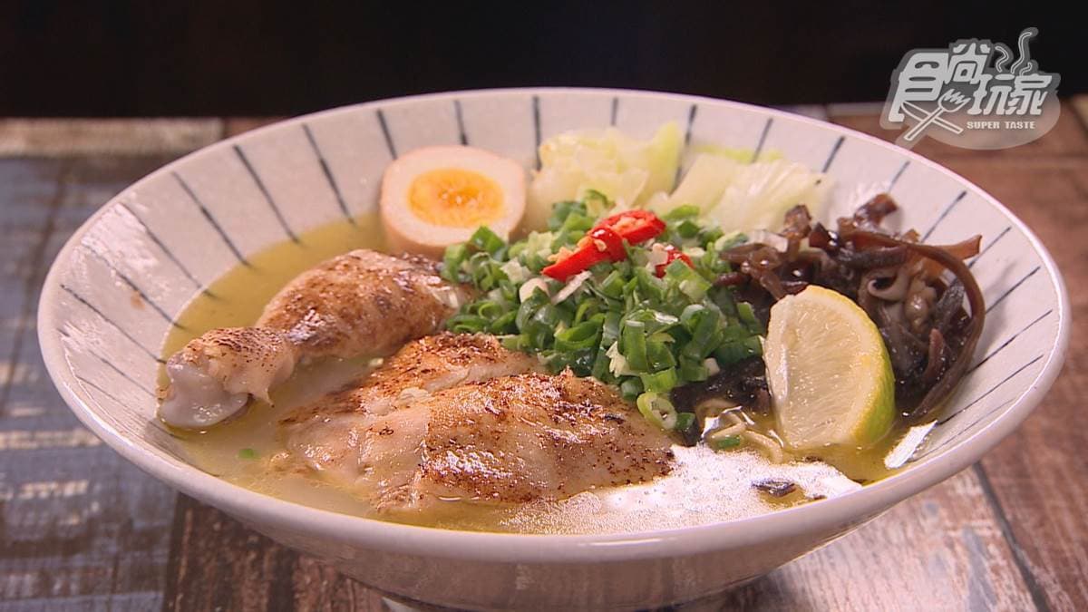 「鄉村雞腿拉麵」聞得到雞骨的香氣，湯頭很濃郁。