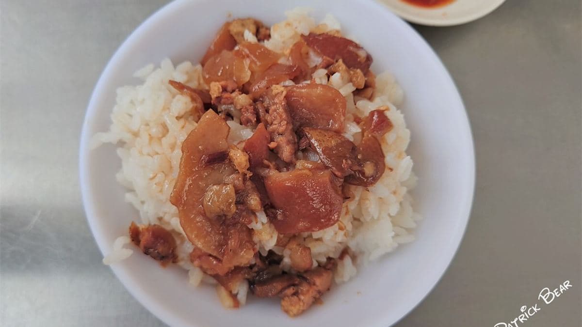 肉燥飯不會太油膩，白飯也不錯吃。（圖片來源：派大熊與海綿羊fun假趣）