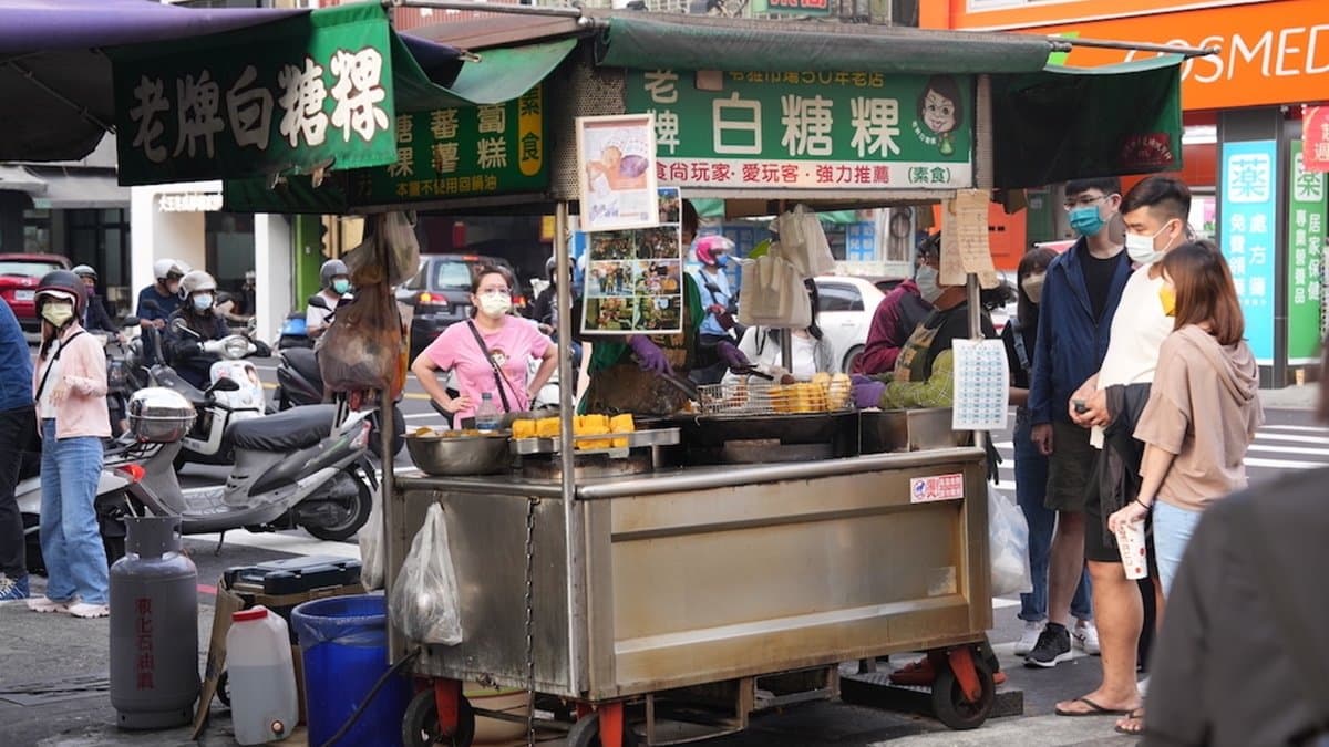 「老牌白糖粿」已經在地熱賣超過一甲子。（圖片來源：算命的說我很愛吃）