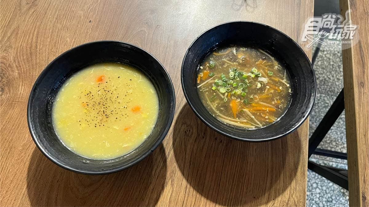 餐點品項不多，除了小籠湯包，就只有酸辣湯、玉米濃湯跟養生黑豆漿。