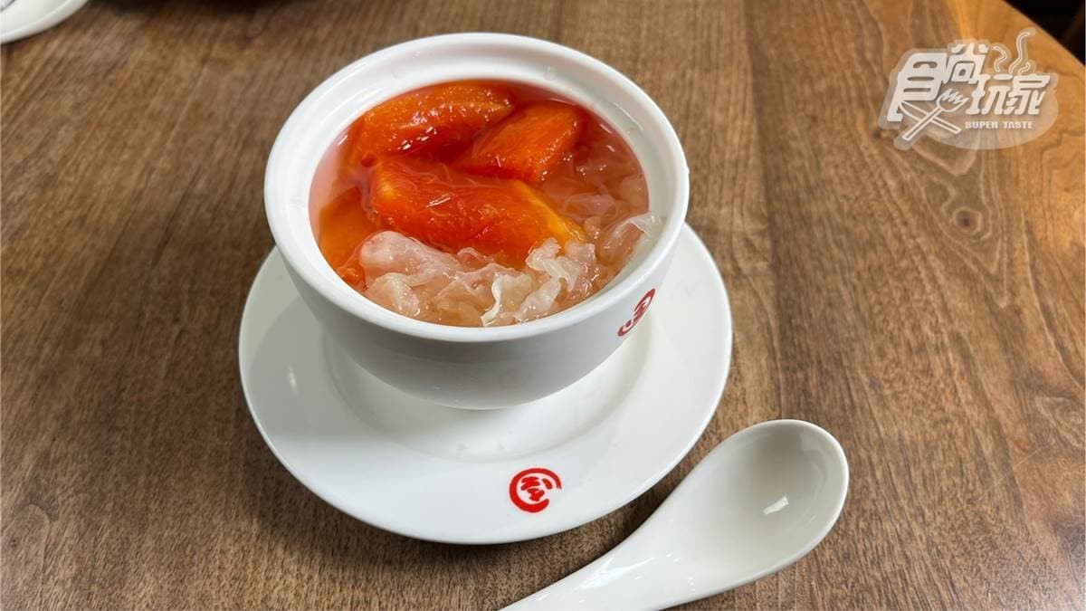 「木瓜燉雪耳」以新鮮木瓜加上白木耳燉煮而成。