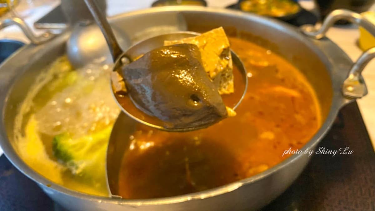 麻辣湯底的鴨血、豆腐都可以無限加點，而且真的很好吃！（圖片來源：呂萱萱愛分享）