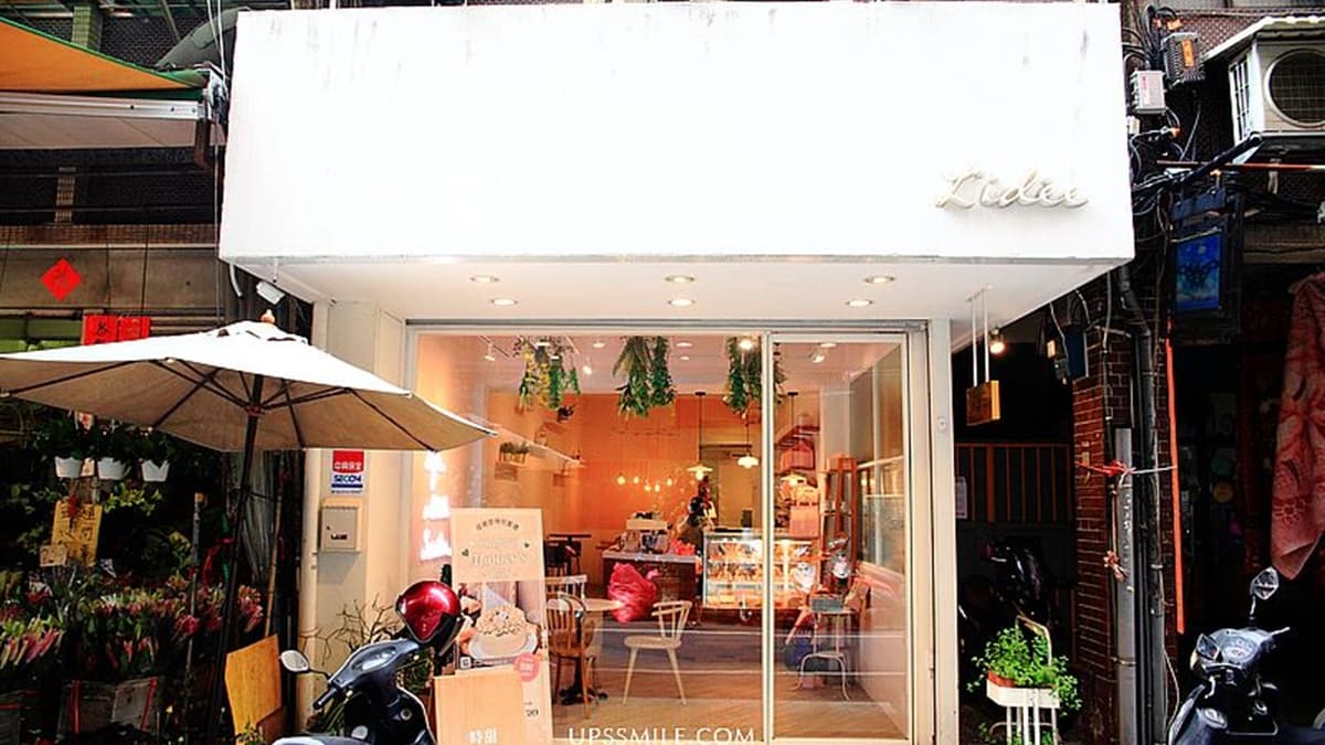 店面採純白色系簡約韓風，與一旁整排民宅相比，顯得好突出。（圖片來源：Upssmile向上的微笑萍子）