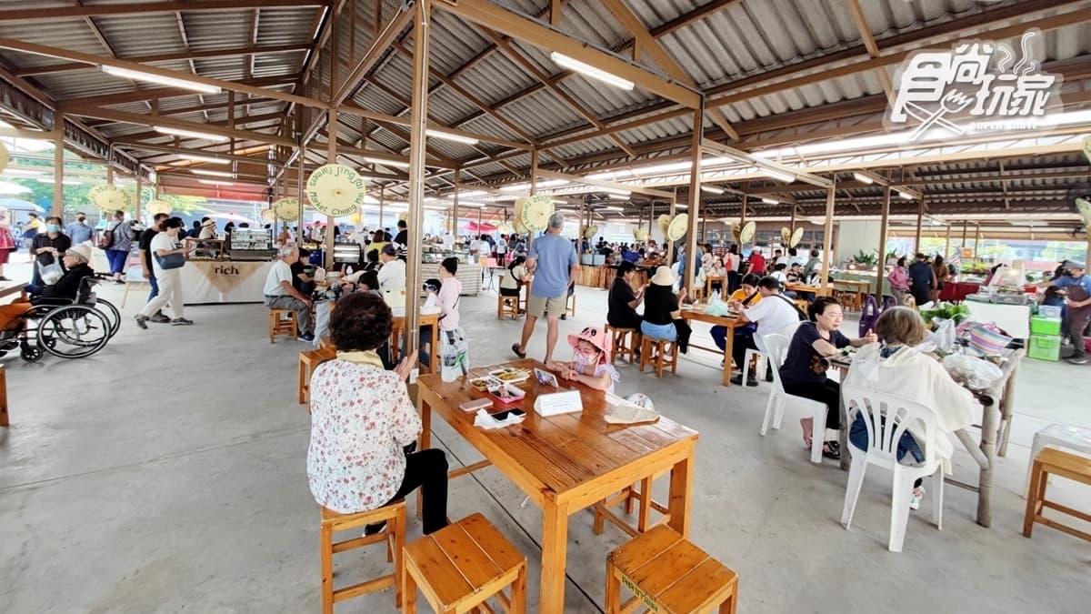 這裡同時也設有農夫市集、美食攤位。
