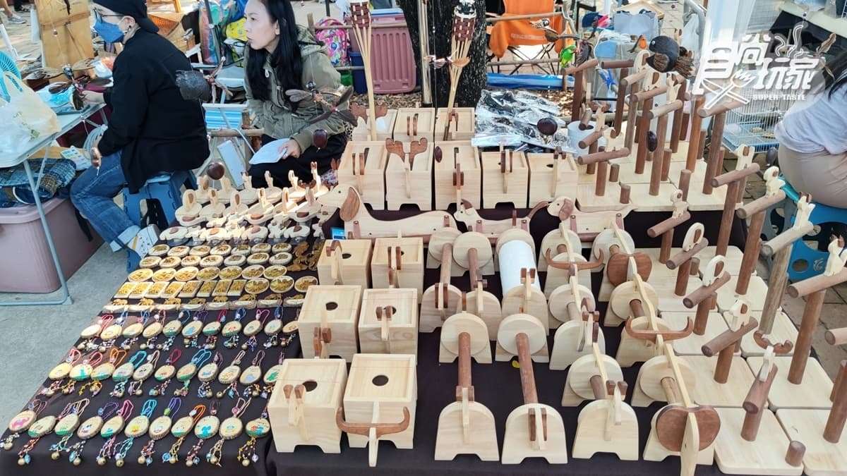 這裡販售的手工藝品價格都很親民。