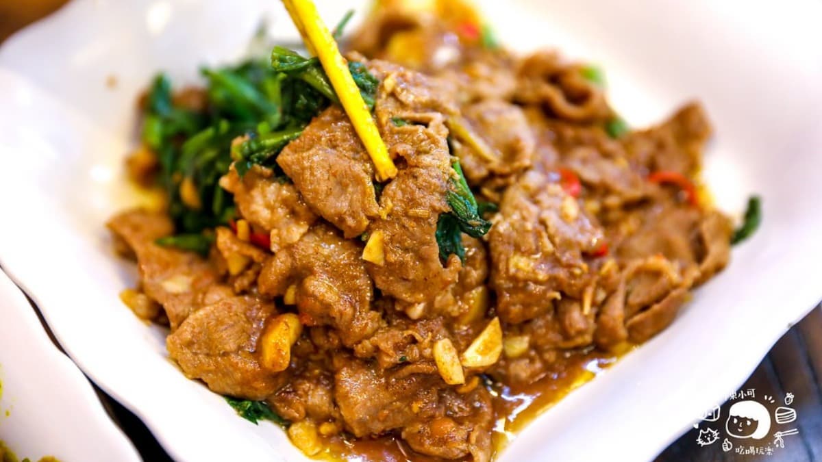 「生炒羊肉」以蒜頭和沙茶等炒出香氣，底下的燙空心菜分量也不少。（圖片來源：陳小可的吃喝玩樂）