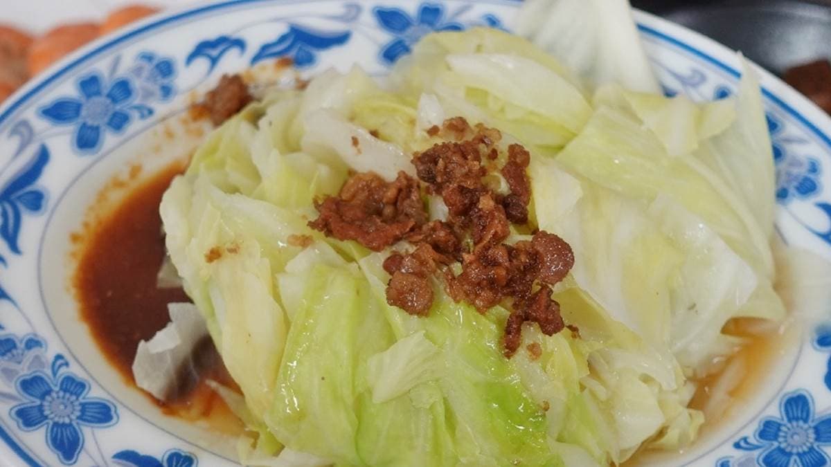 「高麗菜」會淋上滷汁和滷肉，分量也還滿剛好的。（圖片來源：瑋瑋美食萬歲）