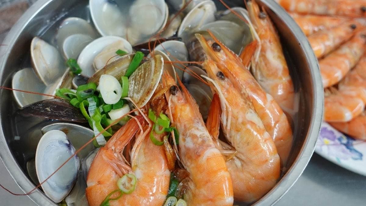 「蛤蜊鮮蝦麵」湯頭使用蔬果大骨熬煮，並加入蛤蜊原汁，喝起來鮮甜美味。（圖片來源：瑋瑋美食萬歲）