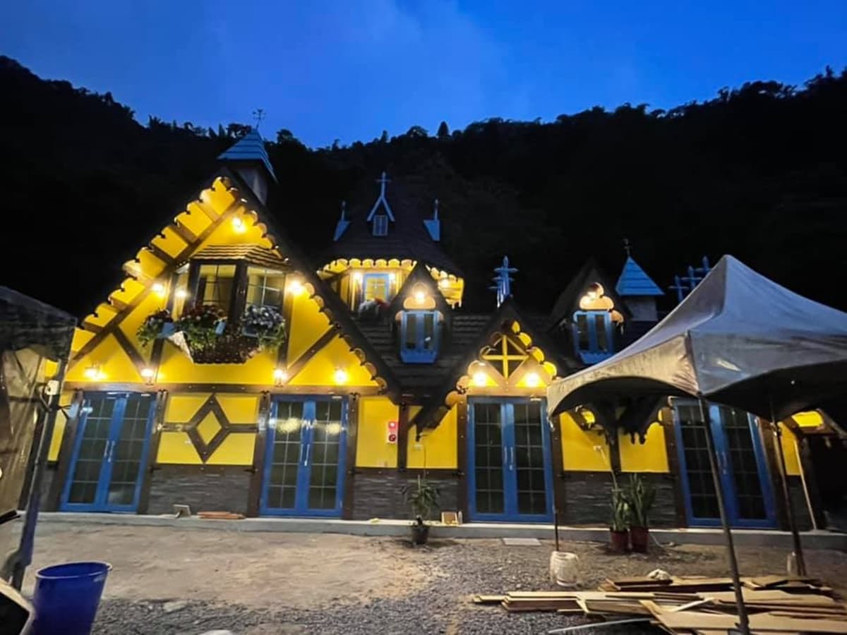 滿江紅觀賞季快衝！南投武界「城堡民宿」日出雲瀑配花海，一路美到４月