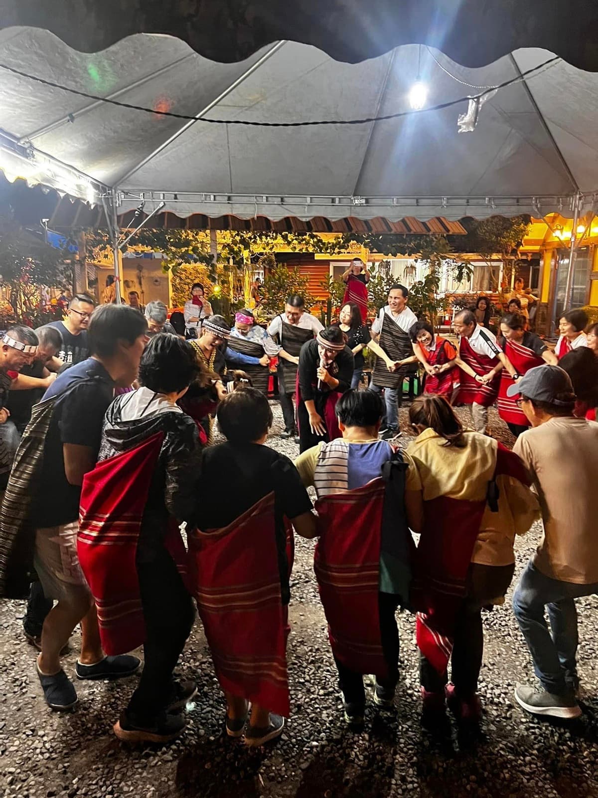 滿江紅觀賞季快衝！南投武界「城堡民宿」日出雲瀑配花海，一路美到４月