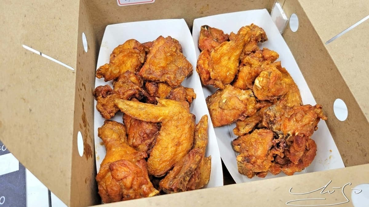 「雙拼炸雞套餐」有２種炸雞口味任選、３種小物、２種飲料。（圖片來源：專業噗嚨共Miso吃走）