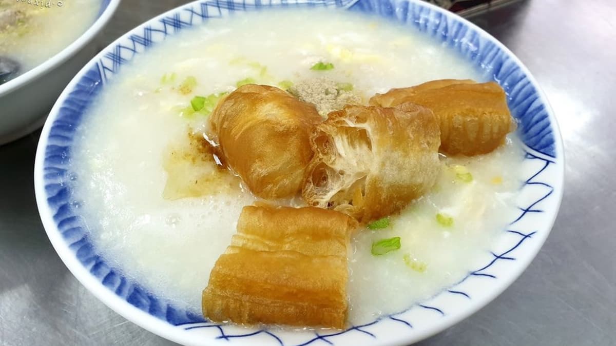 「玉米雞絲粥」撒上芹菜末、胡椒及五香油，更是加分。（圖片來源：米寶麻幸福滿載）