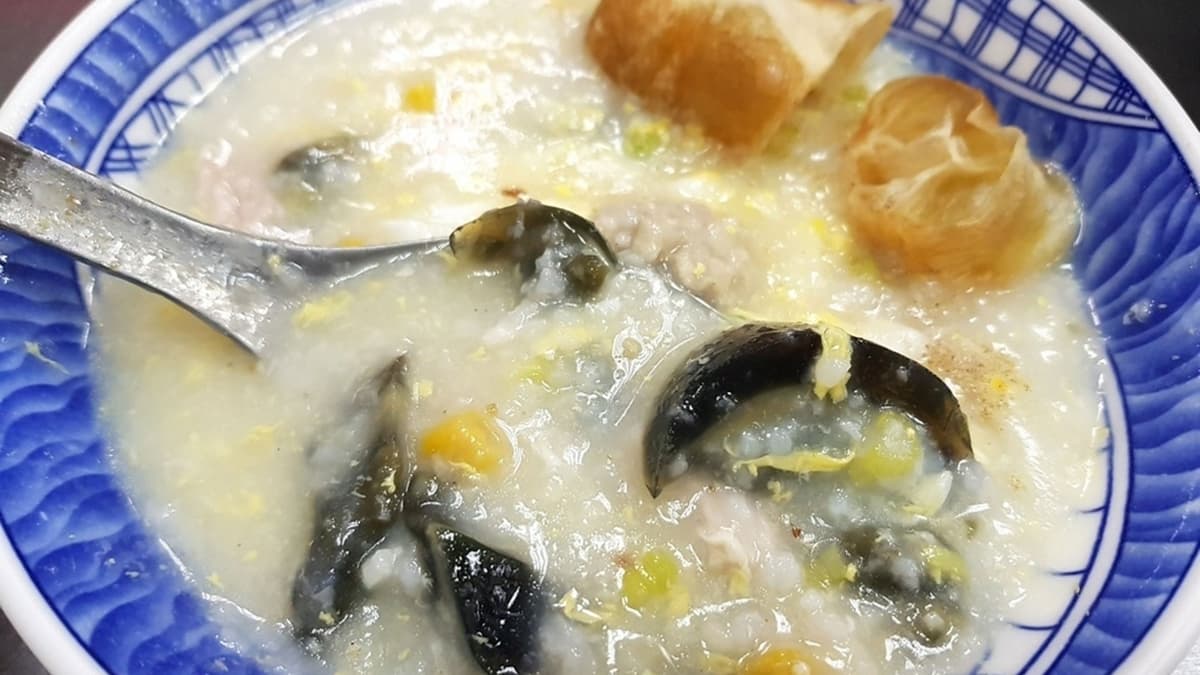 「皮蛋瘦肉粥」嫩中帶Ｑ的皮蛋與瘦肉、雞蛋，就是完美組合啊！（圖片來源：專業噗嚨共Miso吃走）