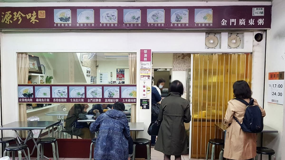 座位分為室內和室外桌，尖峰時刻都是坐滿了人。（圖片來源：專業噗嚨共Miso吃走）