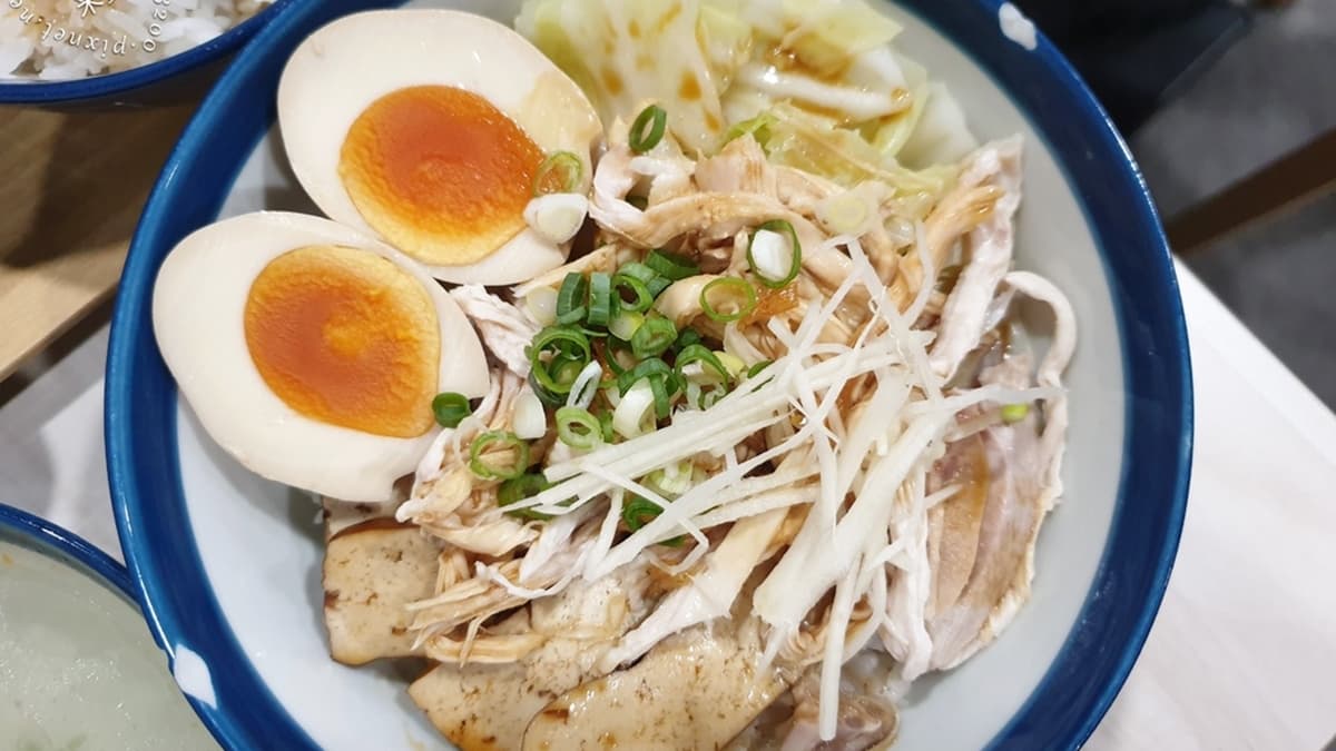 「女朋友雞肉飯」有豆干、高麗菜和溏心蛋，相當澎派。（圖片來源：米寶麻幸福滿載）