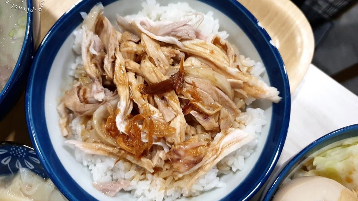 「雞肉飯」上頭的油蔥酥脆香，增加台味。（圖片來源：米寶麻幸福滿載）