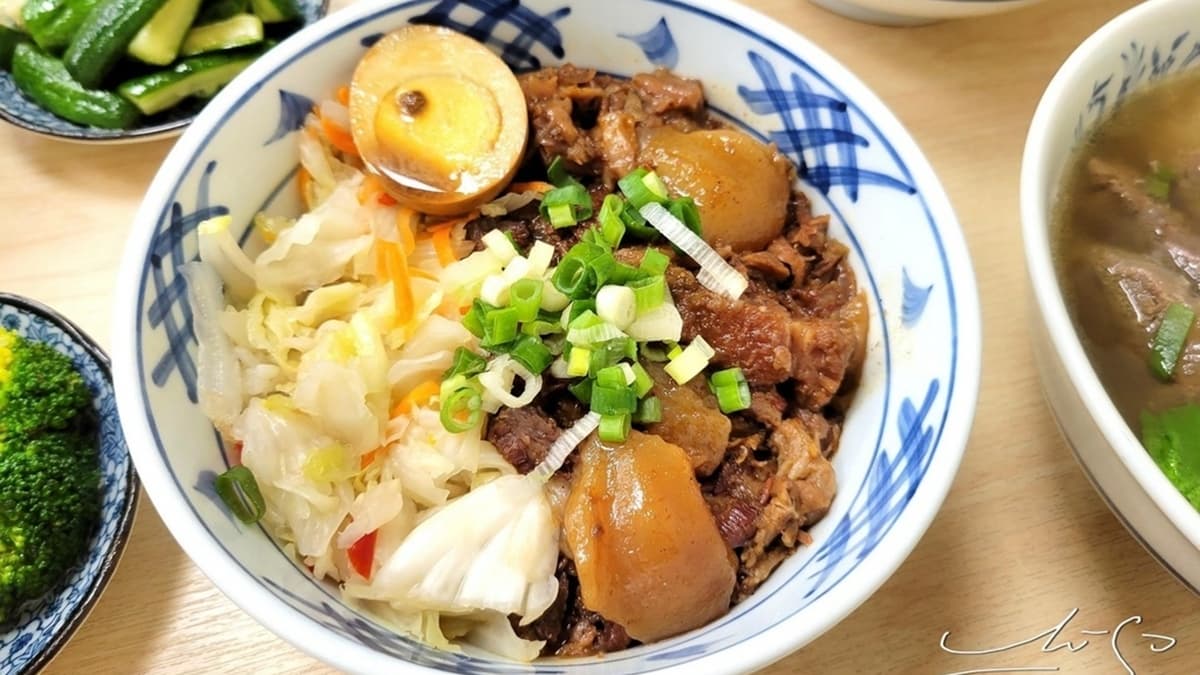 「紅燒牛雜飯」裡面有牛筋和牛肉，牛肉很入味、軟硬度恰到好處。（圖片來源：專業噗嚨共Miso吃走）