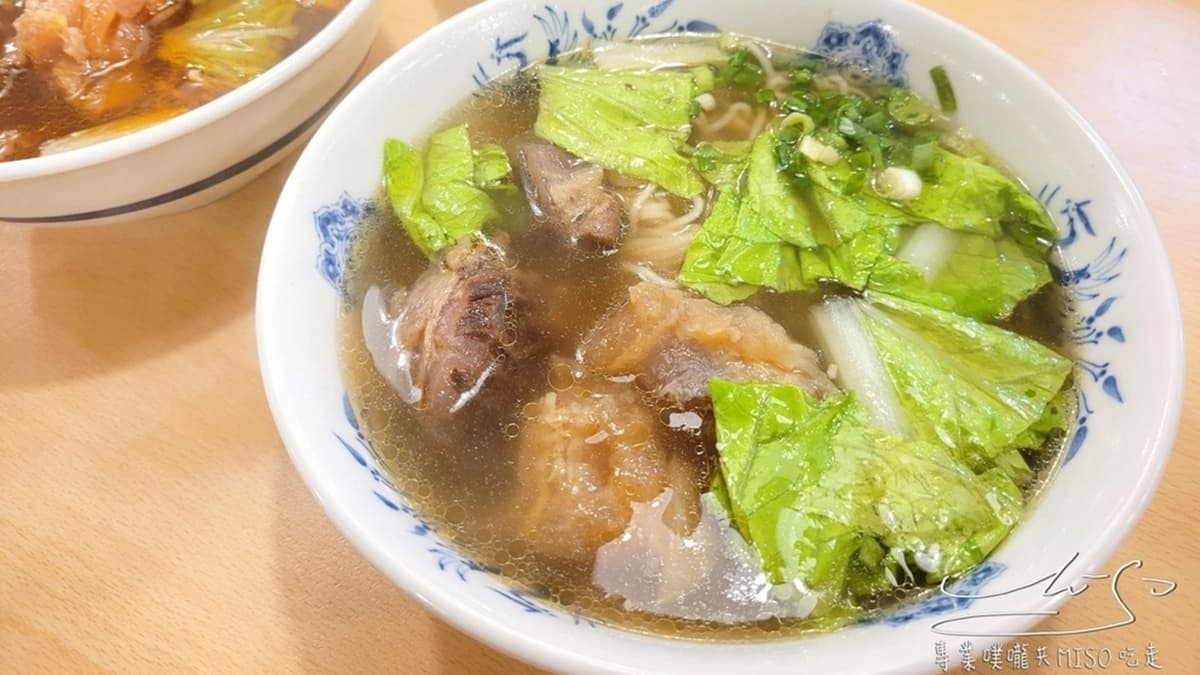 「清燉半筋半肉細麵」湯頭很清爽。（圖片來源：專業噗嚨共Miso吃走）