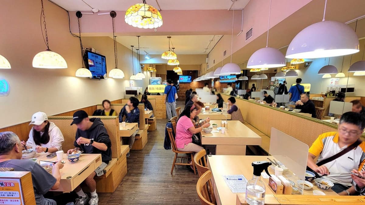 店內明亮乾淨，座位數滿多的。（圖片來源：專業噗嚨共Miso吃走）