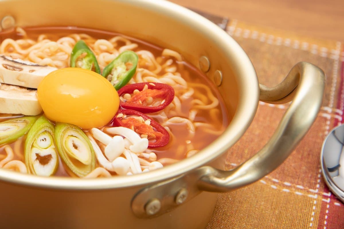 正宗韓國泡麵這樣煮!專家教「神奇吃法」超道地,10分鐘還原《金祕書》料理 正宗韓國泡麵這樣煮!專家教「神奇吃法」超道地,10分鐘還原《金祕書》料理