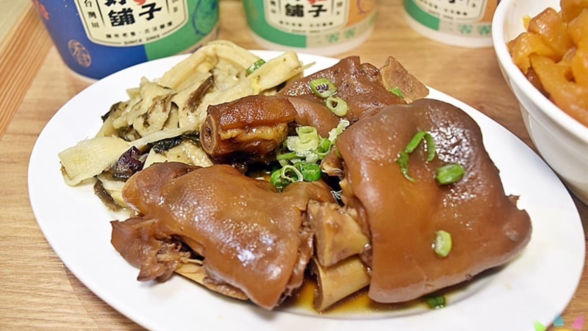 「招牌香Ｑ豬腳飯套餐」有３大塊豬腳，皮Ｑ肉嫩富有彈性。（圖片來源：商妮吃喝遊樂）