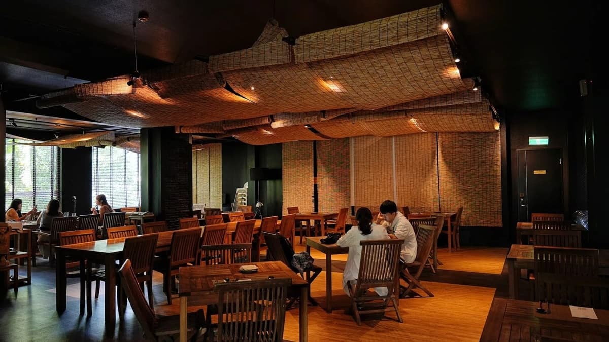 餐廳也備有大長桌可以容納多人聚會用餐。（圖片來源：混血珊莎的奇幻旅程）