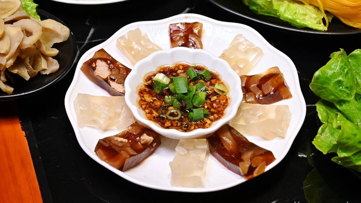 「豬皮凍」是東北老闆娘的私房招牌菜，口感超Ｑ彈，有著滿滿的膠原蛋白。（圖片來源：糖糖's 享食生活）