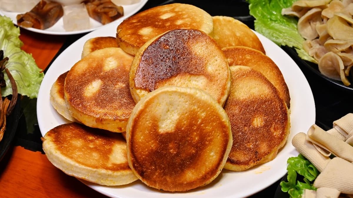 「玉米餅」底部微微焦脆，趁熱吃帶有脆感，裡頭非常扎實。（圖片來源：糖糖's 享食生活）