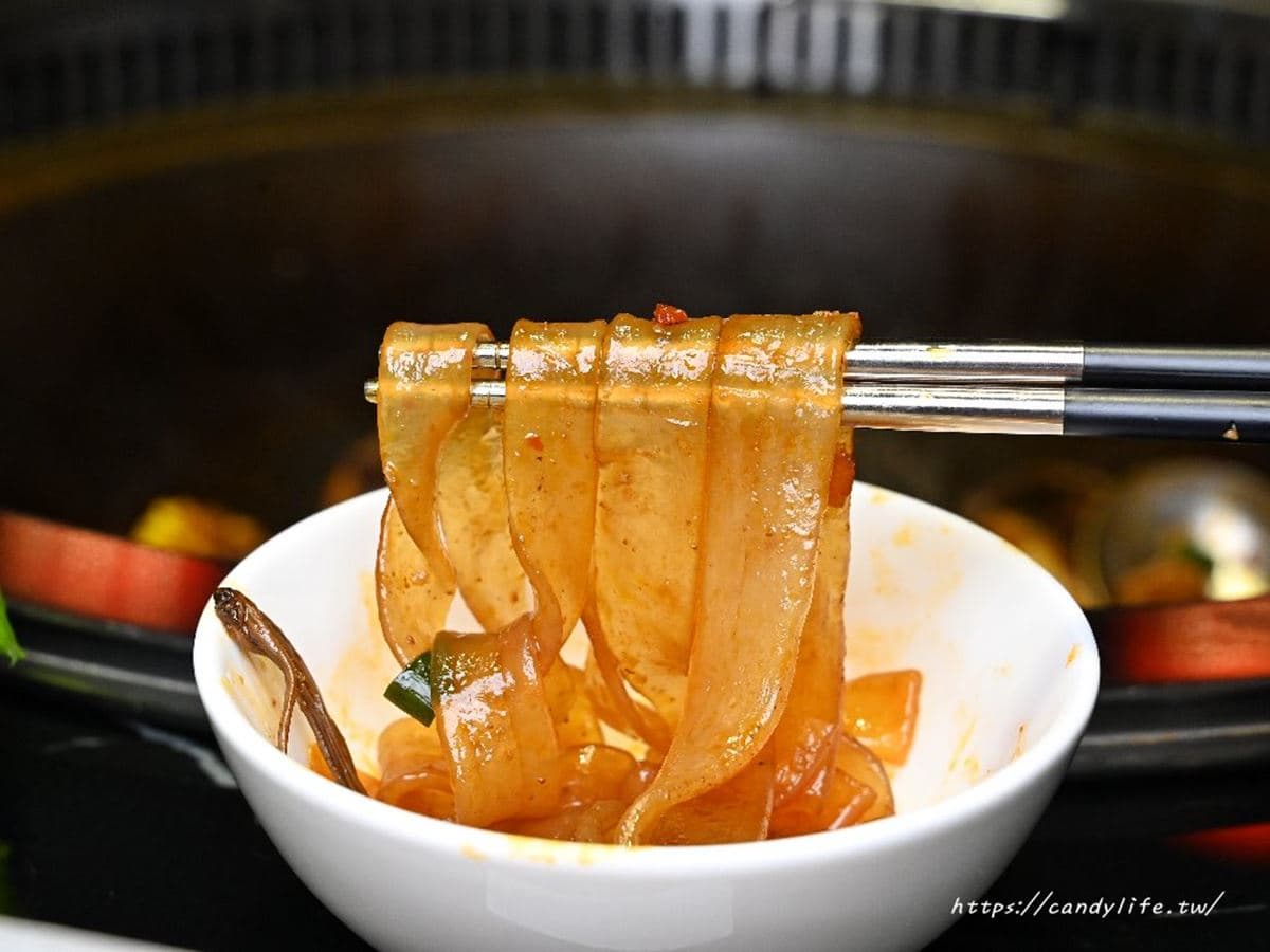 南部超夯「東北鐵鍋燉」插旗台中夜市！排骨軟嫩多汁，焦香玉米餅老饕最愛