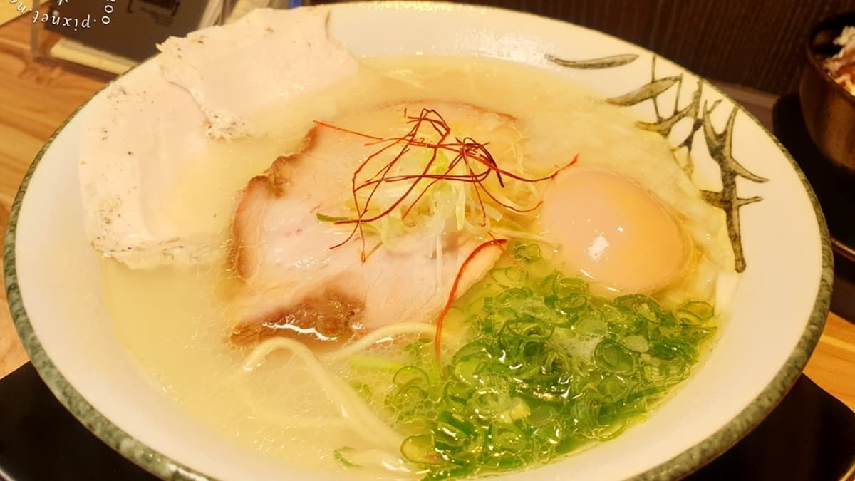 「鹽味雞骨拉麵」湯頭很清爽，帶鹹度但不會膩口。（圖片來源：米寶麻幸福滿載）