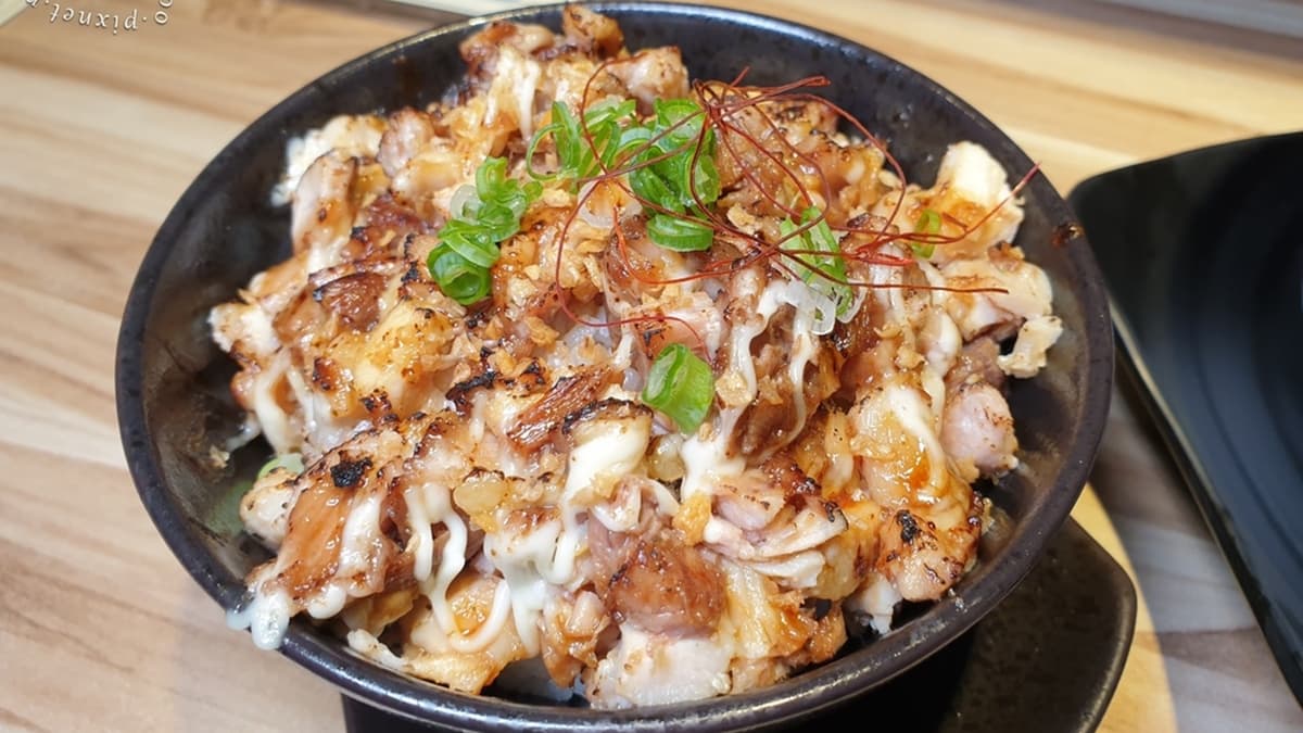 「叉燒飯」滿滿的叉燒肉加上美乃滋予以炙燒，再撒上蔥花及辣椒絲。（圖片來源：米寶麻幸福滿載）