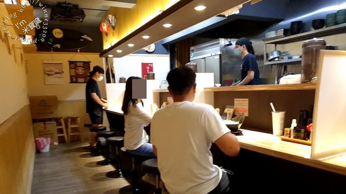 目前提供內用的座位不多，來這裡記得先登記人數，再等待店家通知入場。（圖片來源：米寶麻幸福滿載）