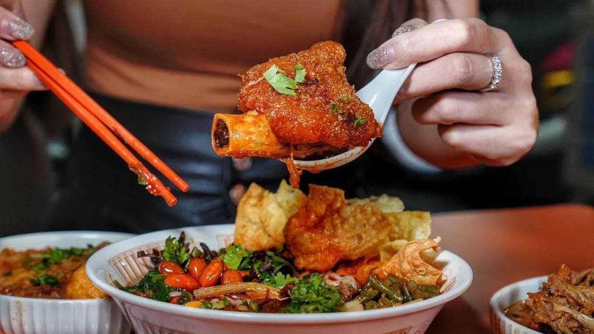 虎皮豬腳採先炸後滷，口感似德國豬腳，外皮酥酥脆脆。（圖片來源：混血珊莎的奇幻旅程）