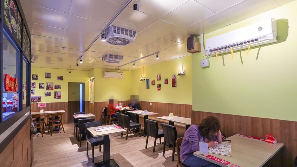 店內裝潢走溫馨風格，座位數約20～30個。（圖片來源：陳小可的吃喝玩樂）
