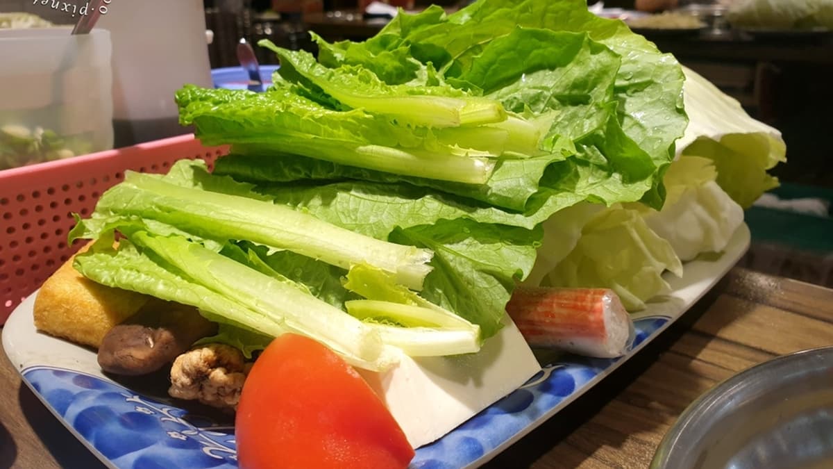 菜盤分量讓人滿意，數一數除了菜之外，配料至少有15種。（圖片來源：米寶麻幸福滿載）