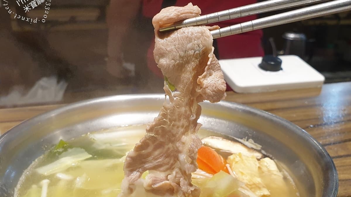 「紐西蘭羊肉鍋」肉量給得很大器，涮一涮入口覺得很好吃。（圖片來源：米寶麻幸福滿載）