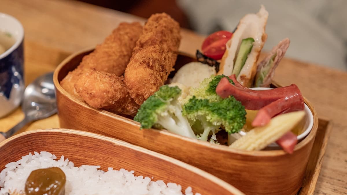「炸鮮魚便當」薄脆適中的麵衣包裹著魚肉，炸至金黃酥脆，不過度油膩。（圖片來源：莓姬貝利・食事旅行）