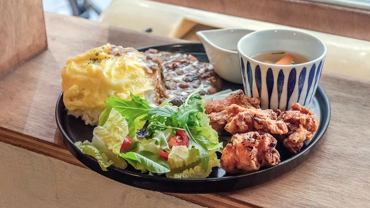 「經典唐揚波菜乾咖哩」歐姆滑蛋就蓋在白飯上，再配上１匙咖哩，入口風味絕佳。（圖片來源：瑞貝卡一家）