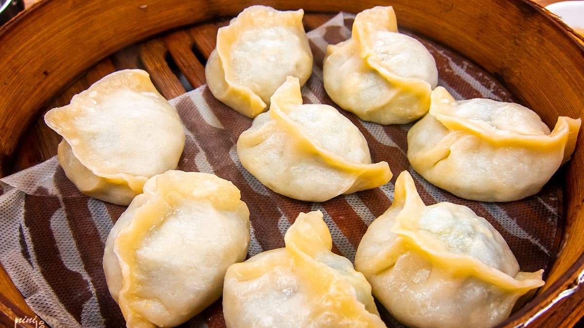 強烈建議點麵食類搭配，這裡的蒸餃、韭菜盒表現突出，絕不會失望！（圖片來源：妮喃小語）