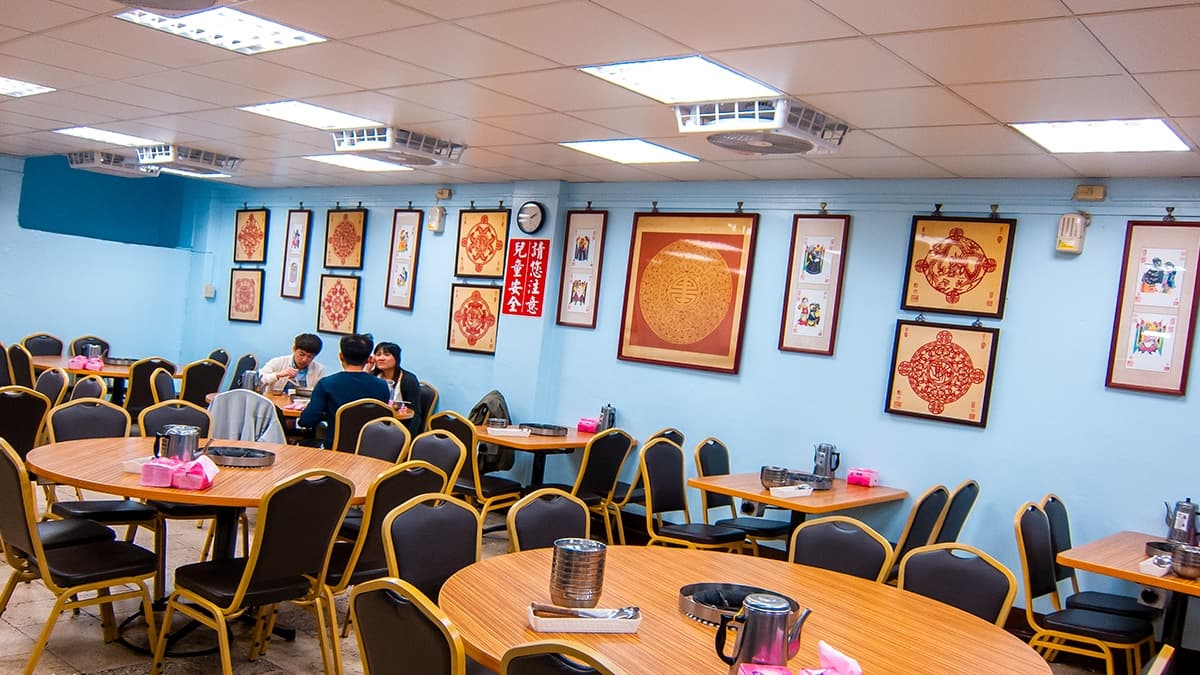 餐廳分成１樓和地下室２層，多數座位都是大圓桌。（圖片來源：妮喃小語）