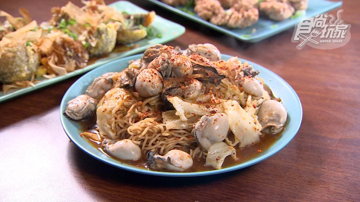 「麻辣鮮蚵公仔麵」滿滿的鮮蚵看起來很澎派。