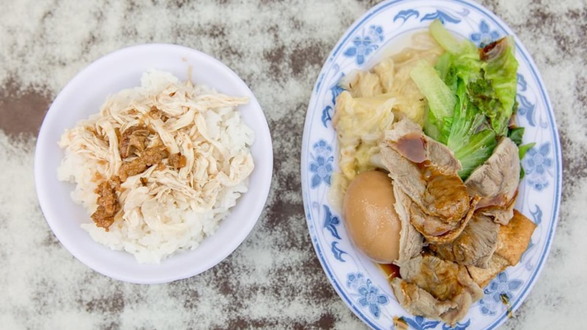 「五郎套餐」包含雞肉飯和小菜拼盤。（圖片來源：小虎食夢網）