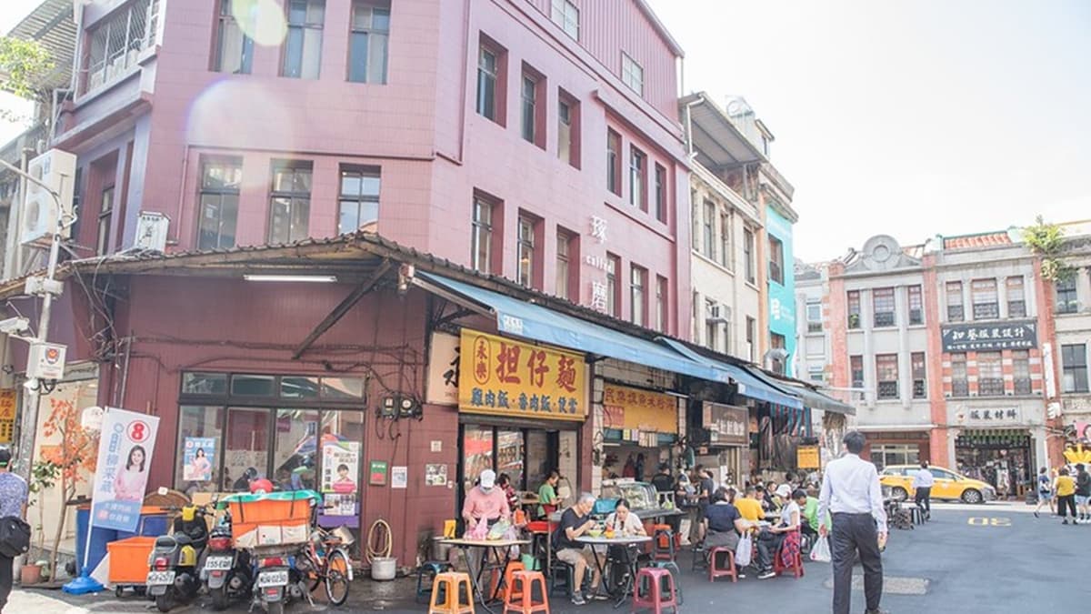 「永樂担仔麵」位於永樂市場旁，也算得上是這附近的老字號了。（圖片來源：小虎食夢網）