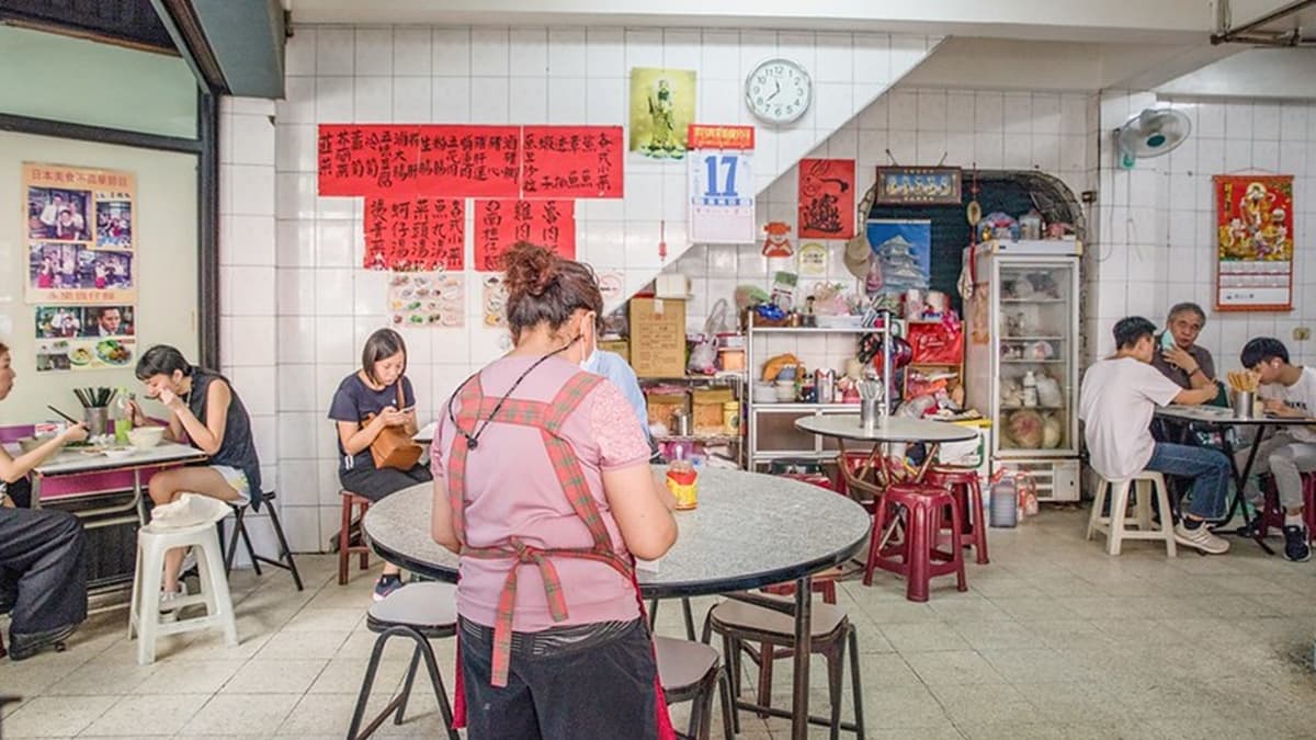 以這附近的小吃店來說，這家店的座位算是相當多，室內還有冷氣。（圖片來源：小虎食夢網）