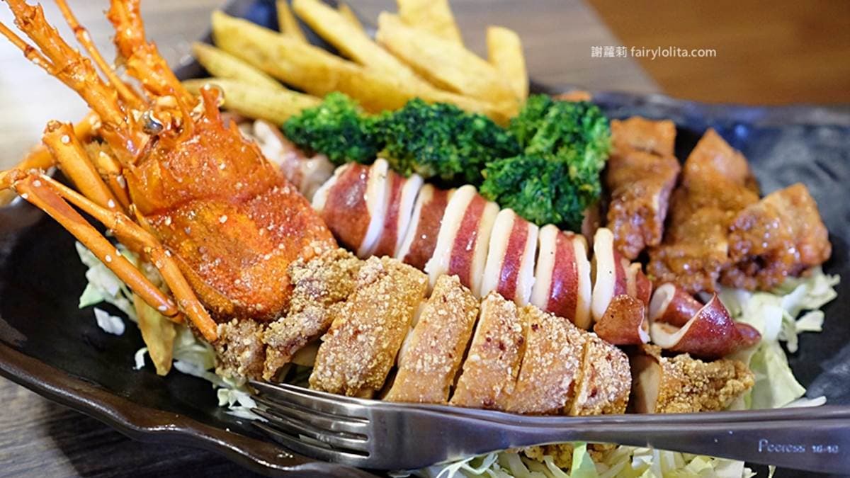 「龍蝦雞排」是店裡的招牌美食，在新竹當地享有名氣。（圖片來源：蹦啾謝蘿莉）