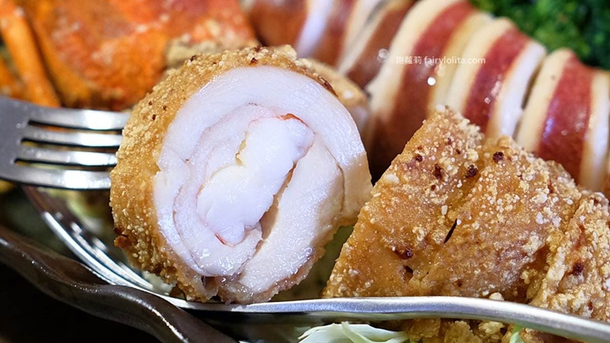 龍蝦外面還裏著一整圈雞排，非常特別。（圖片來源：蹦啾謝蘿莉）