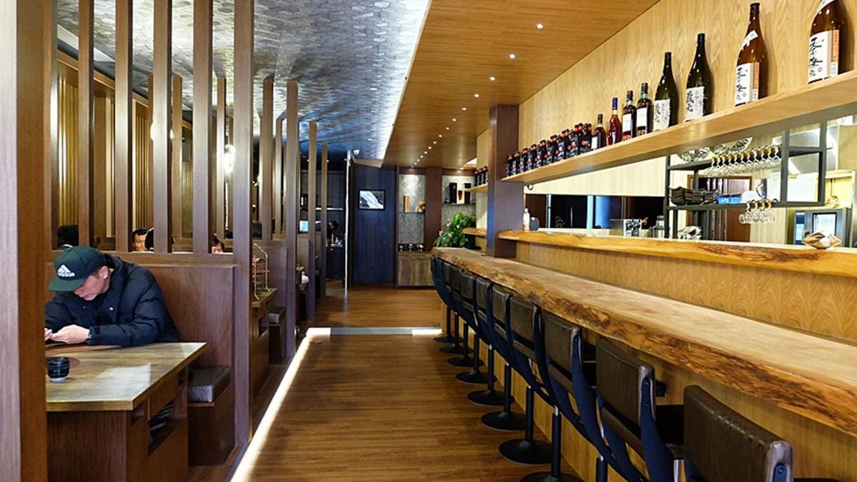 店內裝潢看起來真的很像日式居酒屋。（圖片來源：蹦啾謝蘿莉）
