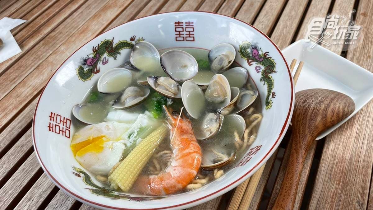 全台唯一「米其林認證」鍋燒麵！滿滿蛤蜊鮮甜指數破表，大阪燒拌麵也必嘗