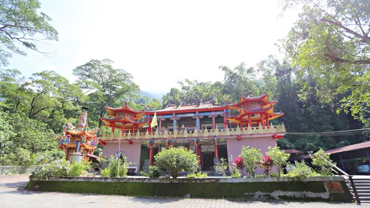 大津瀑布登山口位於慈津寶宮旁。（圖片來源：快樂的過每一天）