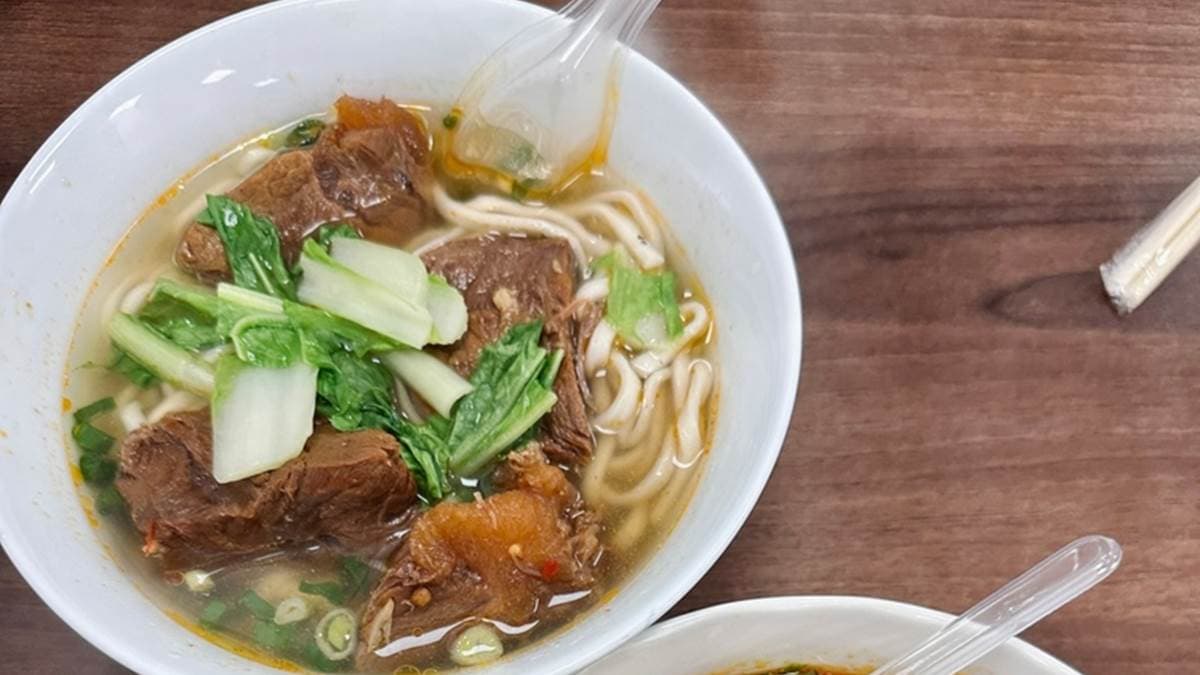「清湯牛肉麵」湯頭很清淡、鮮甜，牛肉吃起來不會太軟或太硬。（圖片來源：洋洋的吃喝玩樂）